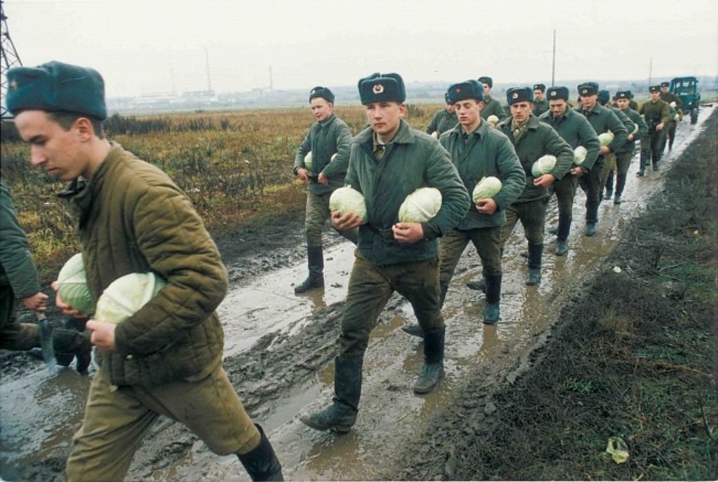 Российская армия в 1996 году. Владимир Веленгурин.jpg Российская армия в 1996 году. Владимир Веленгурин.jpg