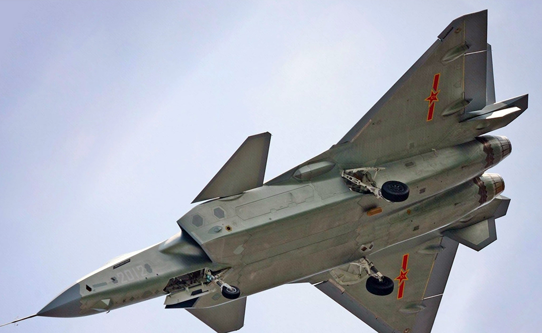 Невидимка Пресса уже поспешила окрестить J-20 клоном американского истребителя F-22 Raptor. Стоит напомнить, что эта машина пока остается единственным в мире истребителем пятого поколения выпускаемым серийно. Полная комплектация J-20 пока засекречена, однако по некоторым данным можно понять, что истребитель будет оснащен активной системой радиоэлектронного противодействия при помощи электромагнитных излучателей, то есть перед нами стелс-конкурент американского штурмовика.