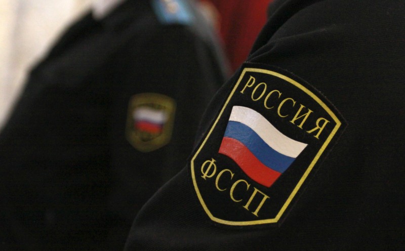 Хитрый ход: судебные приставы приманили должника, заказав у него букет роз Судебные приставы приманили должника, заказав у него букет роз