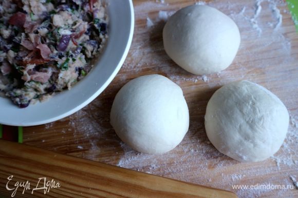 Рабочую поверхность и скалку посыпать мукой. Тесто разделить на 3 равные части, скатать из каждой шар.