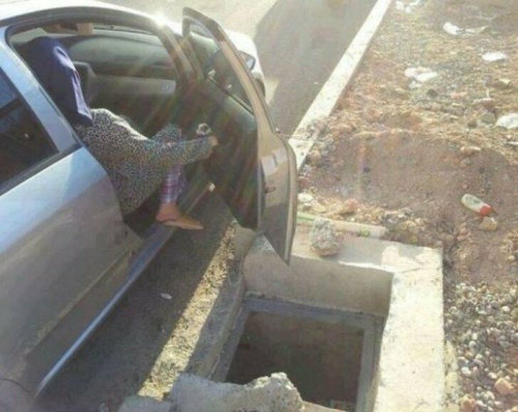 Очень удачно водитель остановился Очень удачно водитель остановился неприятность, неудача, пауки, понедельник, происшествие, смех да и только, юмор