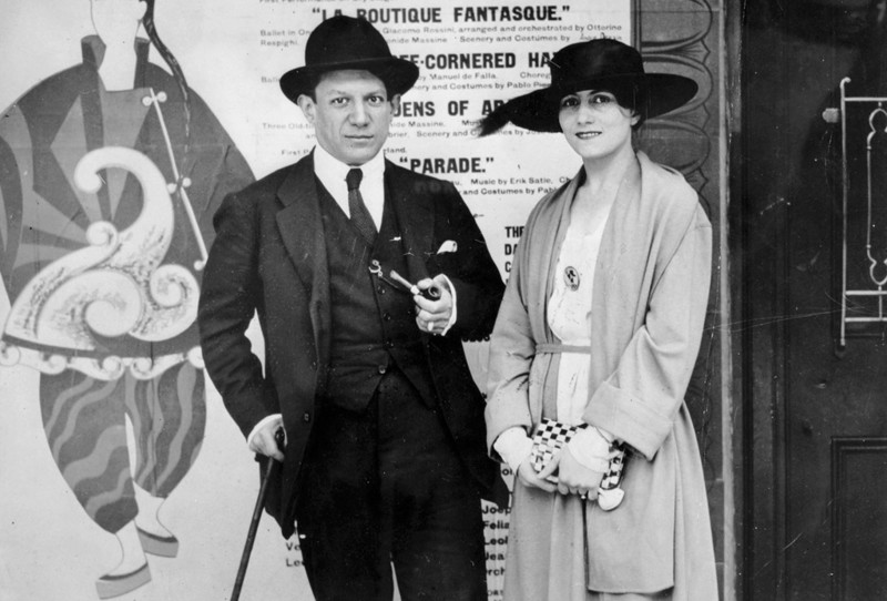 Пабло Пикассо и Ольга Хохлова на фоне афиши балета «Парад». 1917 г. история, люди, события