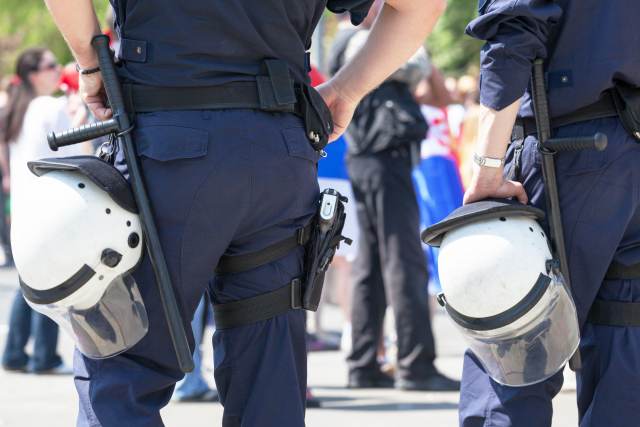 Полиция водометами разогнала недовольных саммитом G7 во Франции