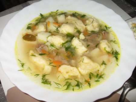 Куриный суп с клецками из манки