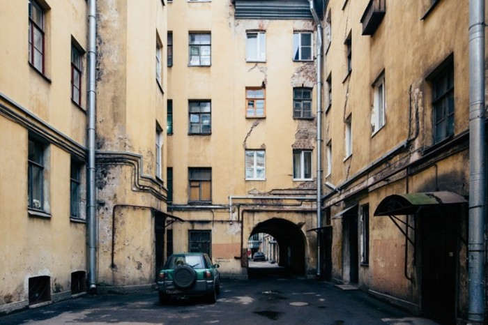 Обшарпанные дома на старых улочках. Легендарные питерские дворы-колодцы, которые дарят городу особое очарование