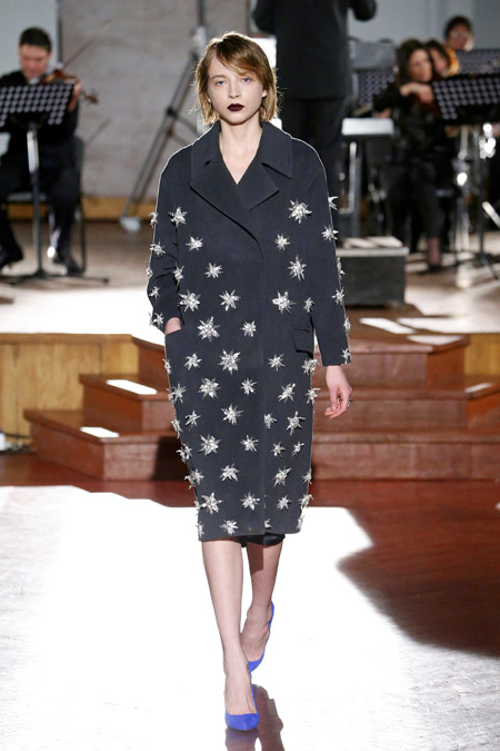 Модель в черном пальто ниже колен со звездами от Artem Klimchuk - модные пальто осень 2016, зима 2017
