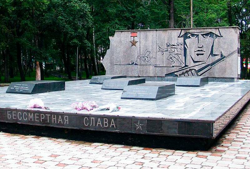 В Приморье выбросили на свалку надгробия героев-пограничников В Приморье выбросили на свалку надгробия героев-пограничников