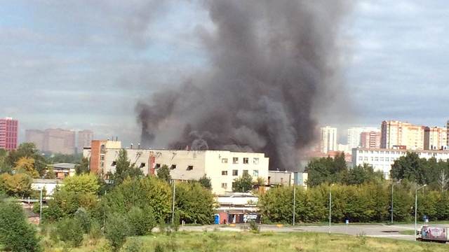 Видео: черный дым окутал здание химзавода в Балашихе