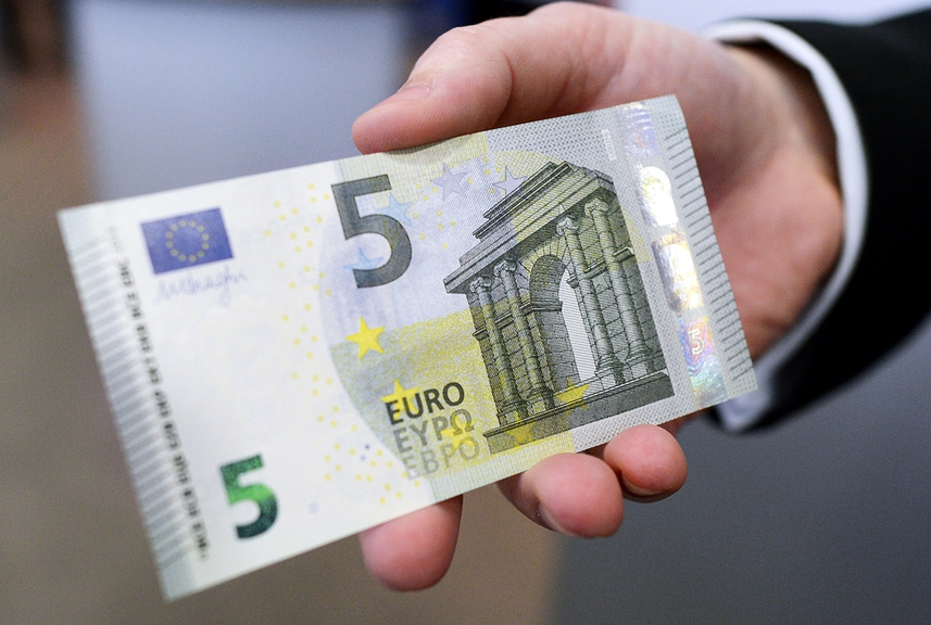 Украинец попытался дать взятку в 5 евро в Латвии и был оштрафован на 4300 евро