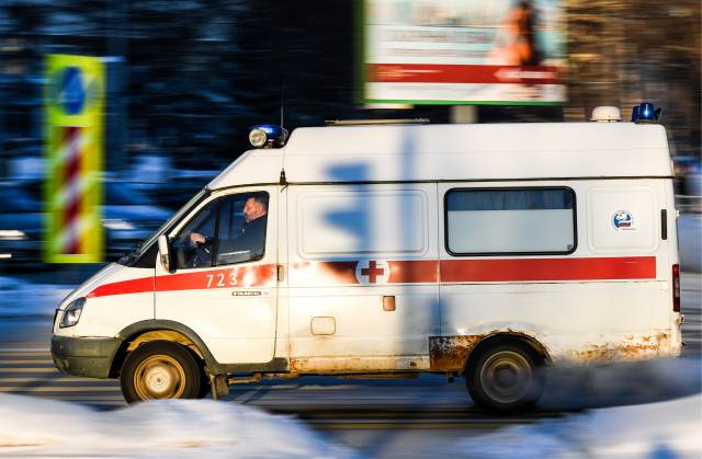 На юго-востоке Москвы на женщину упал рекламный щит