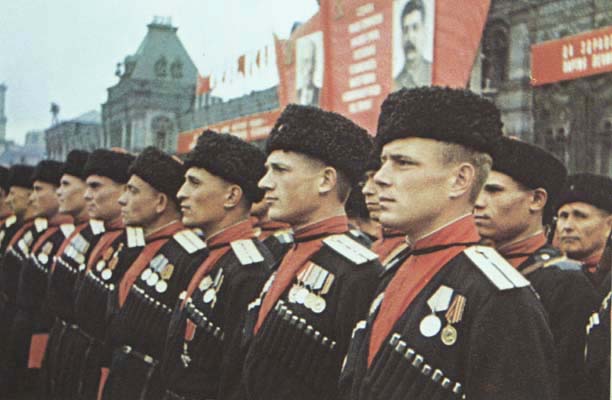 Зачем на голове папаха?