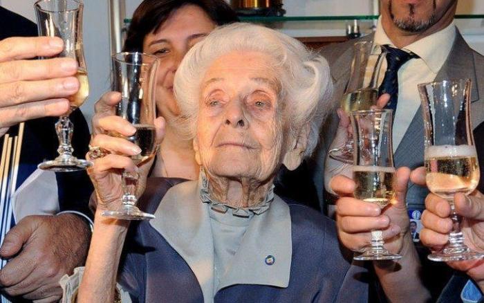 Шампанское в 100-летний юбилей. Шампанское в 100-летний юбилей.