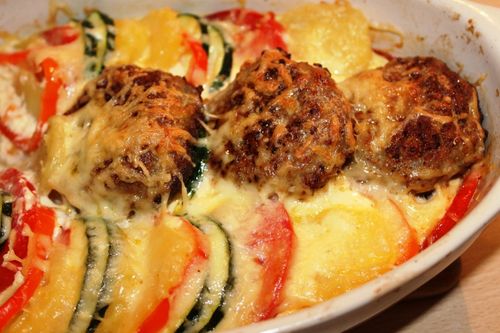 фрикадельки с картошкой и различными овощами