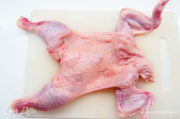 Куриную кожу снять как чулок, натереть изнутри солью и перцем и убрать в холодильник. Куриную кожу снять как чулок, натереть изнутри солью и перцем и убрать в холодильник.
