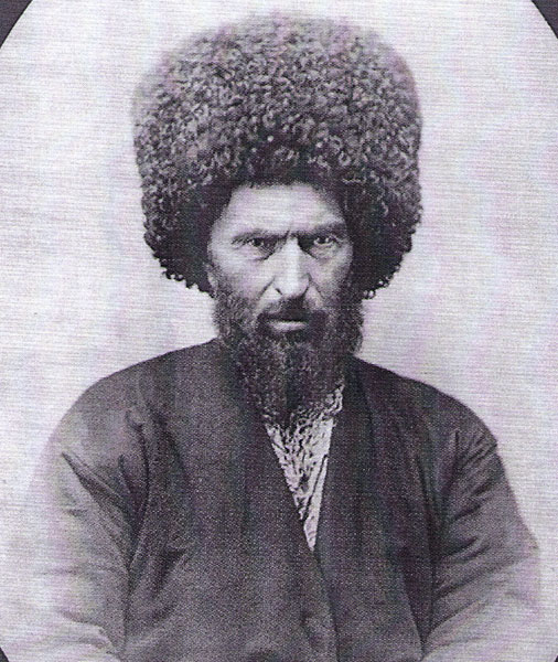 Зачем на голове папаха?