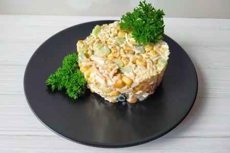Фото к рецепту: Салат  прованс  с колбасным сыром и кукурузой