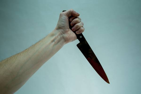 Житель Южно-Сахалинца в результате ссоры нанес три удара ножом в живот другу