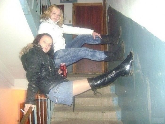 Эротическая сессия двух подружек в квартире и на лестнице в подъезде