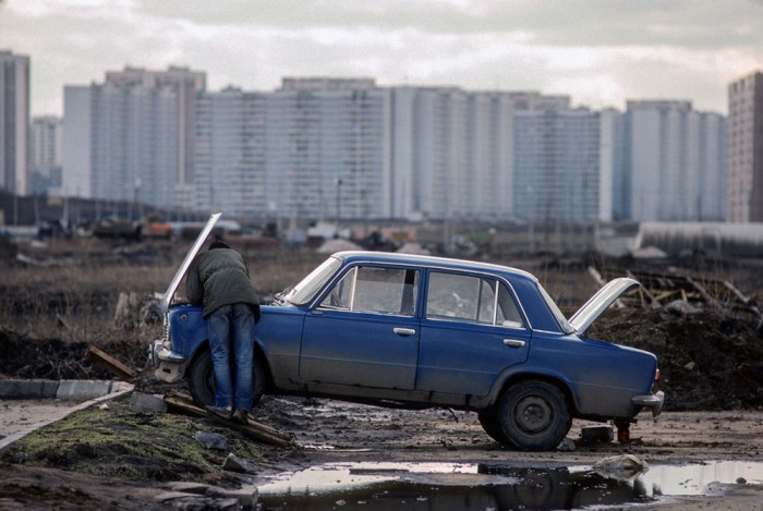 Ремонт автомобиля своими руками. СССР, Подмосковье, 1989 год. Автор фотографии: Chris Niedenthal. Ремонт автомобиля своими руками. СССР, Подмосковье, 1989 год. Автор фотографии: Chris Niedenthal.