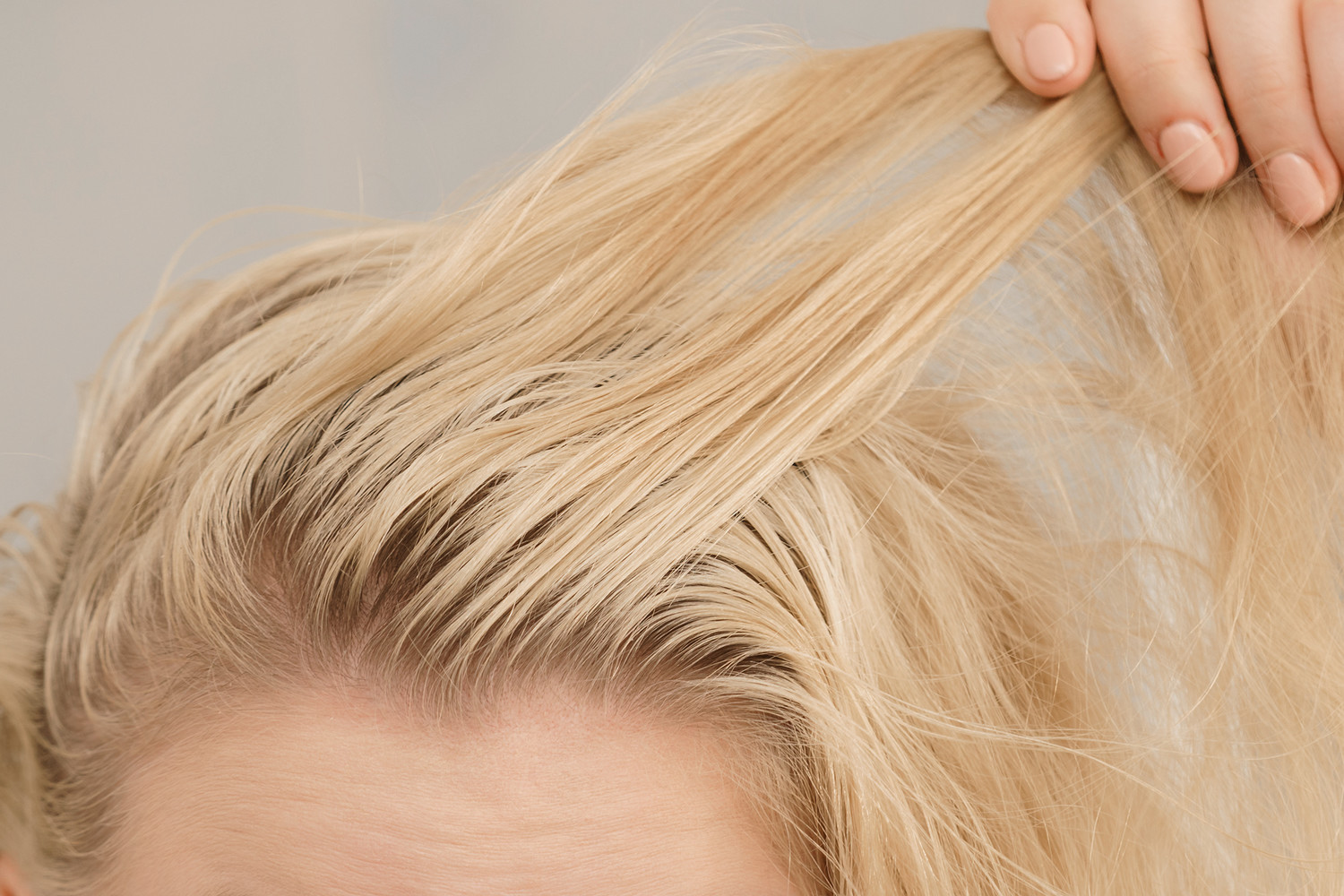 Врач указала на главные ошибки при мытье головы