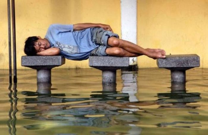 Люди, нуждающиеся во сне (26 фото) Люди, нуждающиеся во сне (26 фото)