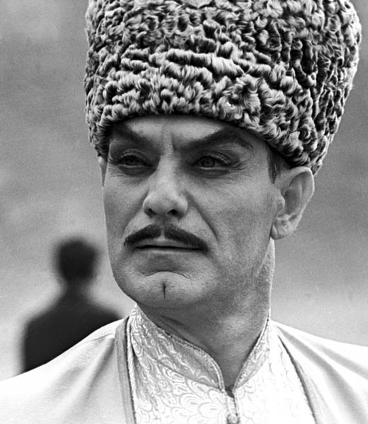 Зачем на голове папаха?