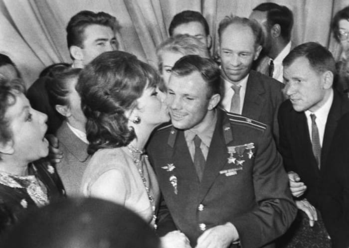 Джина Лоллобриджида и Юрий Гагарин. Москва, 1961 | Фото: dubikvit.livejournal.com Джина Лоллобриджида и Юрий Гагарин. Москва, 1961 | Фото: dubikvit.livejournal.com
