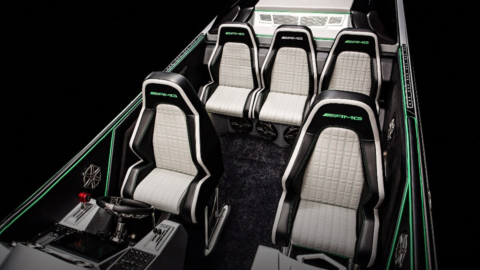15-метровый Marauder AMG построен в честь экстремального купе AMG GT R. Фото 1