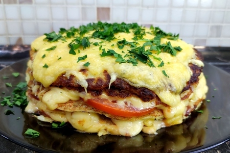 Фото к рецепту: Драники с помидорами и сыром в духовке
