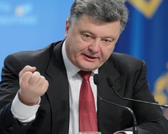 Порошенко отомстил рунету за фото сына в майке «RUSSIA» Порошенко отомстил рунету за фото сына в майке «RUSSIA»