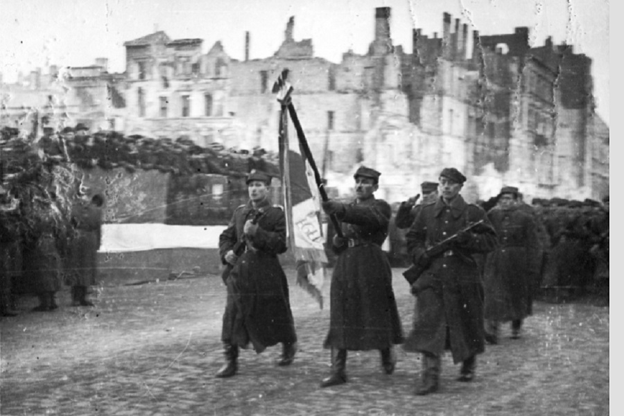 Солдаты Войска Польского в освобожденной Варшаве. 19 января 1945 г