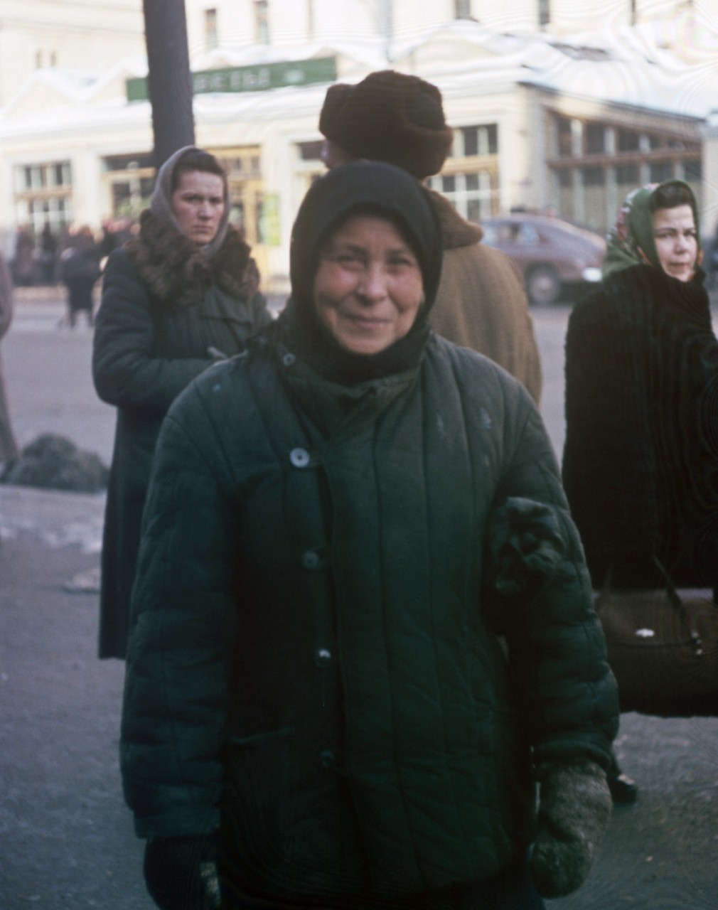 Женщина на фоне напротив дома 14 на Петровке. СССР, американцы., архив, фотографии