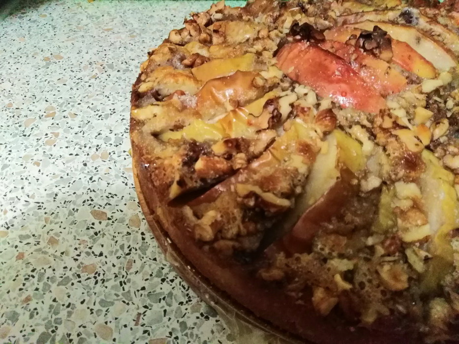 Яблочный пирог «Солнечный» с орехами и тёртым маслом