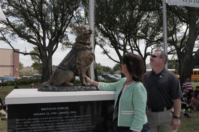 denise_and_randy_corliss_see_statue_of_bretagne_for_the_first_time_bc10548590b140b82acf4a9ba602d375.today-inline-large