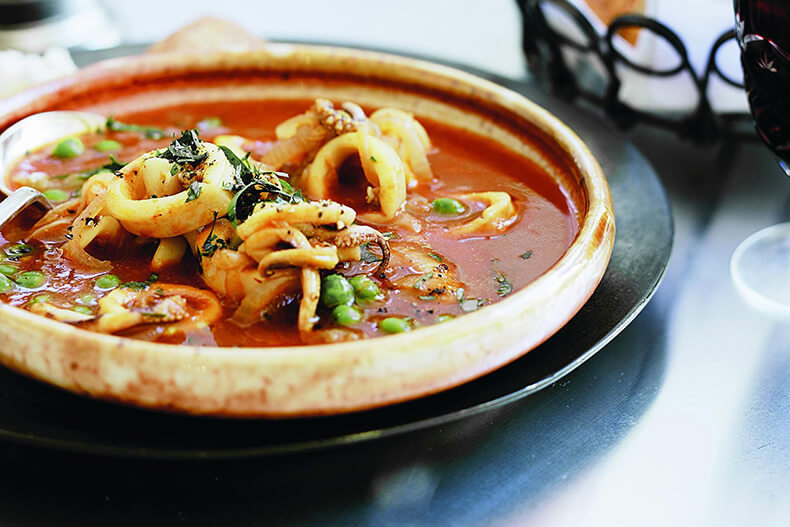 Томатный суп с кальмарами – необычное первое блюдо