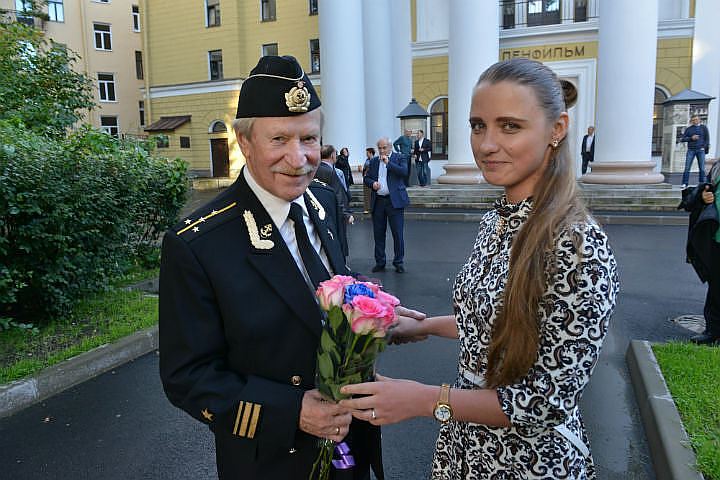 Молодая жена Ивана Краско улетела без мужа в Америку