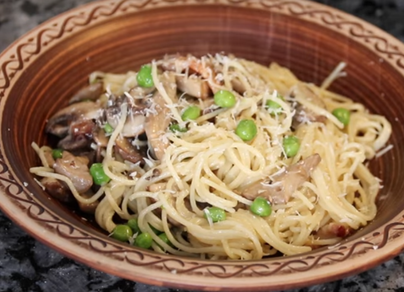 Капеллини с грибами, беконом, зеленым горошком в сливочном соусе