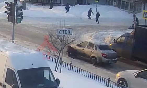 В Ярославле водитель специально сбил поскользнувшуюся на переходе женщину В Ярославле водитель специально сбил поскользнувшуюся на переходе женщину