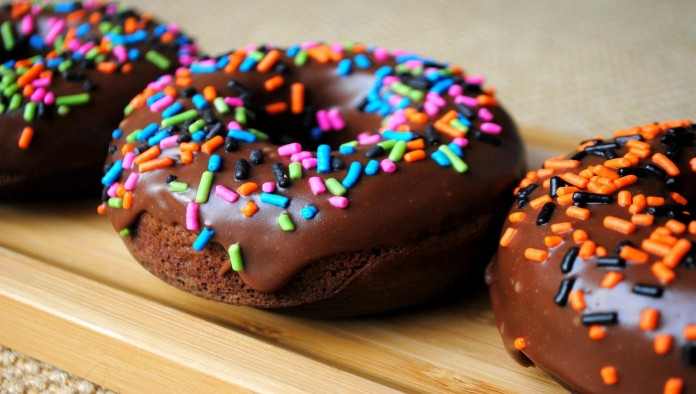 mmmmm_chocolate_doughnut_sprinkles_frosting_hd-wallpaper-1442466