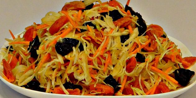 Салат с черносливом, капустой, морковью и курагой