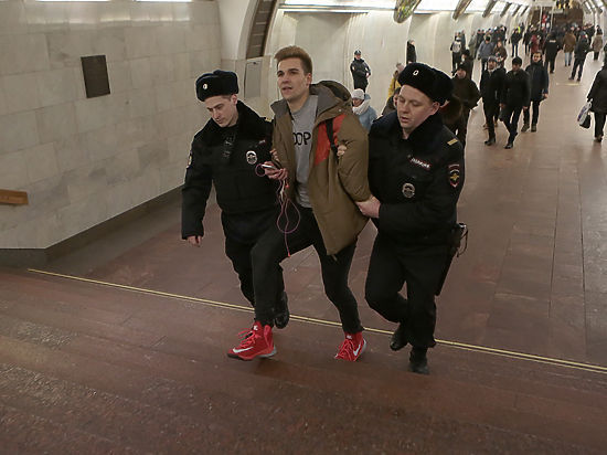 Акцию «В метро без штанов» запретили в Москве Акцию «В метро без штанов» запретили в Москве