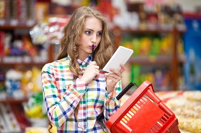 Девушка в магазине Диетологи назвали 10 самых полезных продуктов