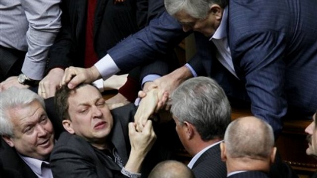 До украинцев дошло: весь мир нас кинул, а санкции не сломали Россию До украинцев дошло: весь мир нас кинул, а санкции не сломали Россию