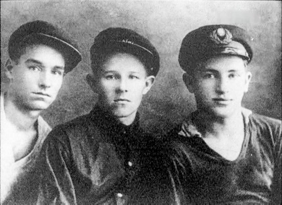 Юрий Андропов — справа