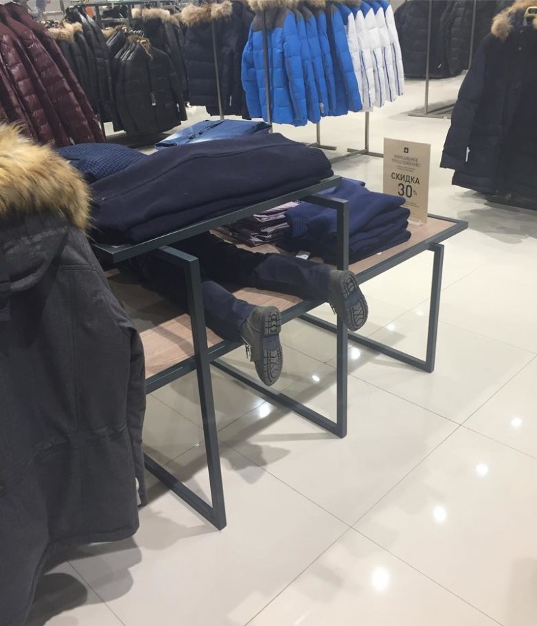 Мужчины в магазине