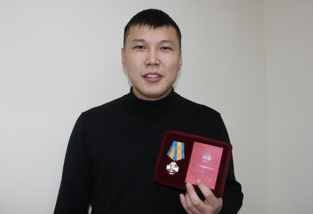 Жителя Якутска наградили медалью за спасение тонущих детей