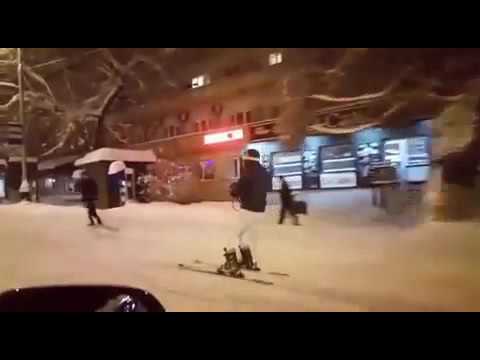 Прицепившийся к автомобилю лыжник прокатился по центру Алматы