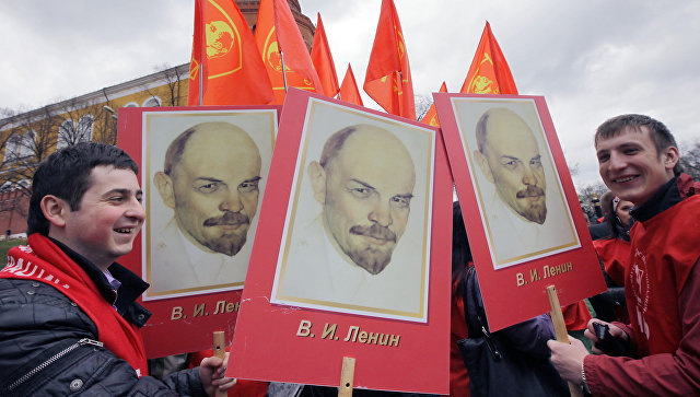Участники акции на Красной площади во время церемонии возложения цветов и венков к мавзолею В.И. Ленина. Архивное фото Участники акции на Красной площади во время церемонии возложения цветов и венков к мавзолею В.И. Ленина. Архивное фото