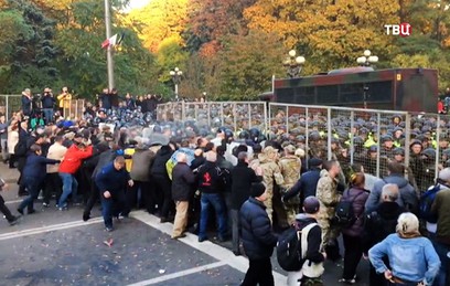 Спецназ атаковал митингующих у здания Рады в Киеве
