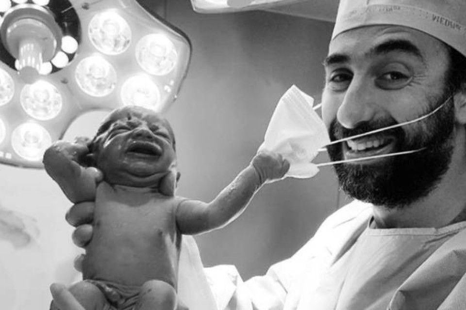 Младенец, сорвавший маску с врачу, произвел фурор в сети. Фото: Instagram dr.samercheaib